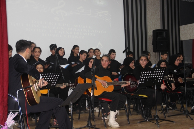 Köy okulu öğrencileri müzik grubu kurdu, konser verdi