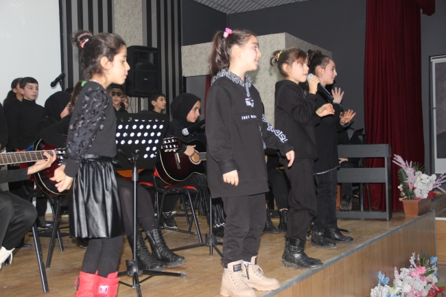 Köy okulu öğrencileri müzik grubu kurdu, konser verdi