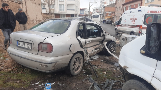 Feci kaza! Kargo minibüsü otomobile çarptı