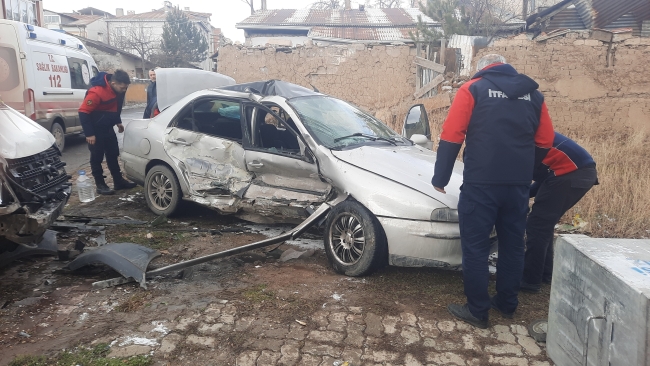 Feci kaza! Kargo minibüsü otomobile çarptı