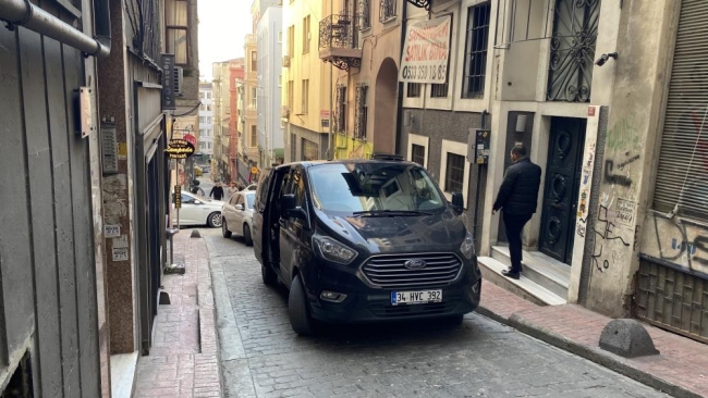 Galata’da Norveçli turist ölü bulundu, Yunan turist hastanede