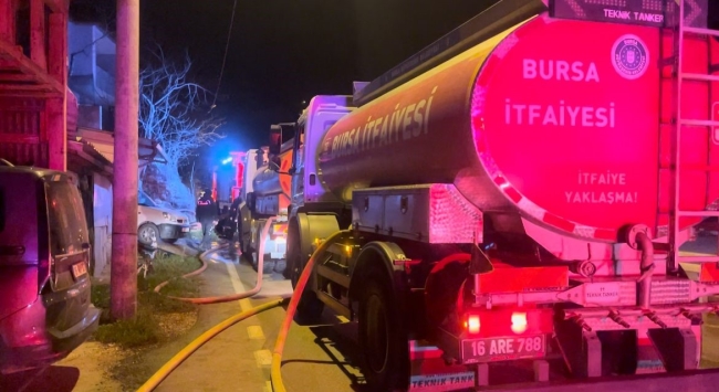 Bursa’da gecenin karanlığını alevler aydınlattı