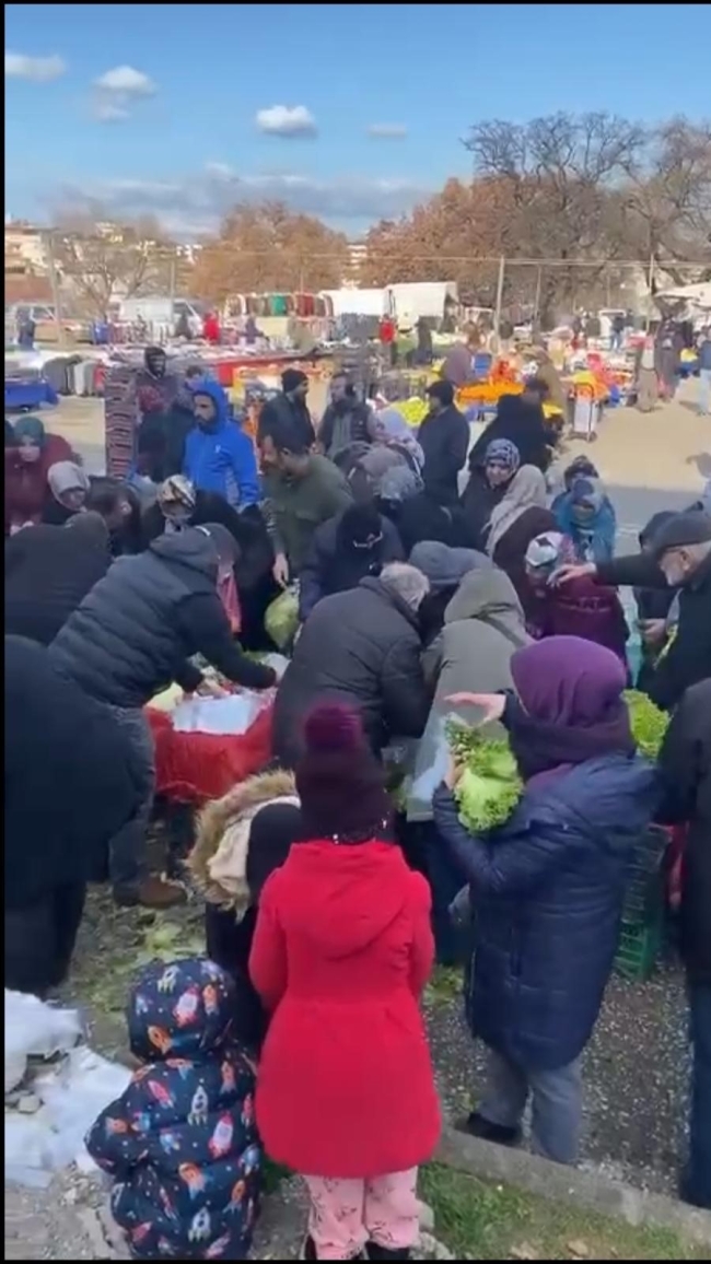 Bursa'da pazar tezgahını satın aldı, vatandaşlara dağıttı