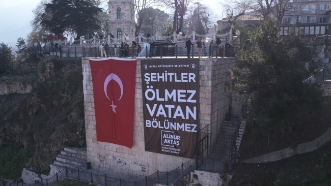 Bursa'da 2700 yıllık tarihi surların üzerine şehitler için pankart astı
