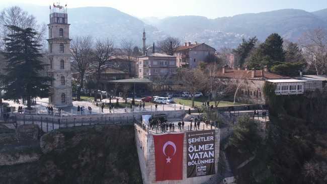 Bursa'da 2700 yıllık tarihi surların üzerine şehitler için pankart astı