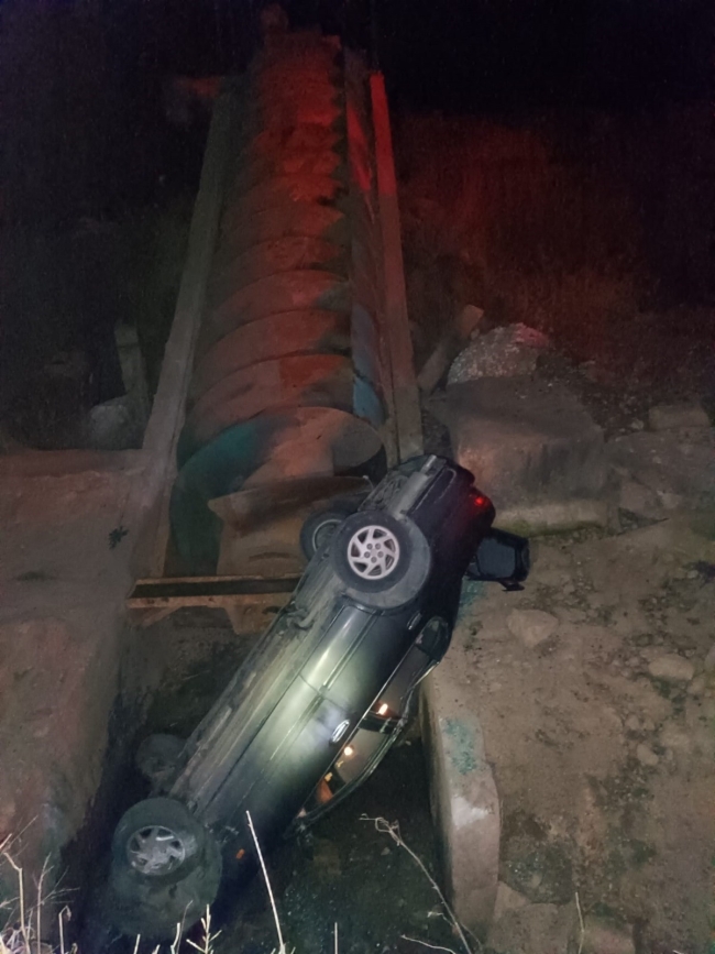 Otomobil sulama kanalına uçtu!