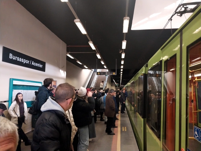 Bursa'da metro bozuldu yolcular isyan etti!