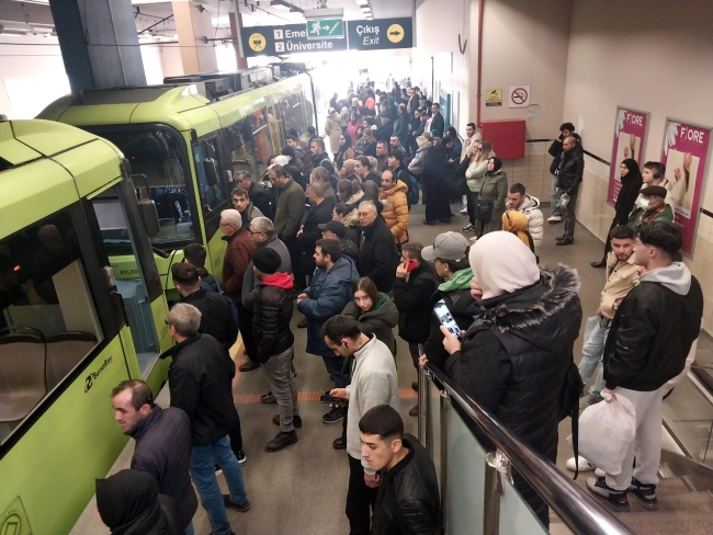 Bursa'da metro bozuldu yolcular isyan etti!