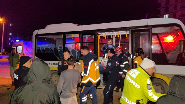 Bursa'da özel halk otobüsü ile otomobil çarpıştı: 9 yaralı