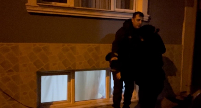 Bursa'da erkek arkadaşının evini bastı! Mahalleyi birbirine kattı