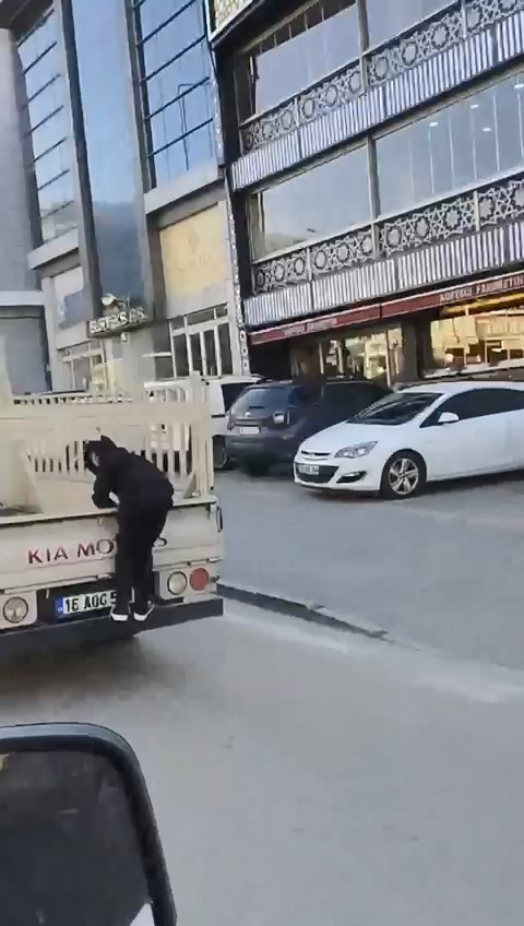 Bursa’da tehlikeli yolculuk