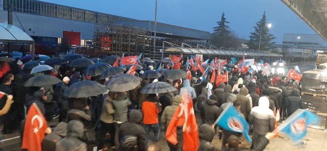 Bursa'da işçiler yağmur çamur demeden eyleme devam ediyor