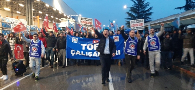 Bursa'da işçiler yağmur çamur demeden eyleme devam ediyor
