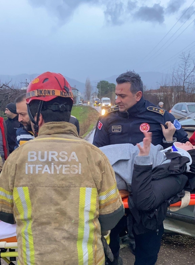 İnegöl'de halk otobüsüyle otomobil çarpıştı! 1 yaralı