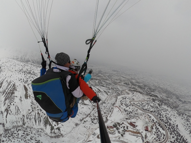 Ergan Dağı'nda adrenalin dolu 'göl manzaralı' yamaç paraşütü