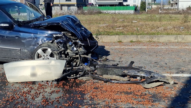 Feci kaza! Otomobiller kavşakta çarpıştı