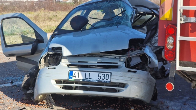 Feci kaza! Otomobiller kavşakta çarpıştı