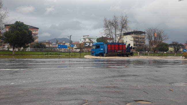 Karayolu sular altında kaldı!
