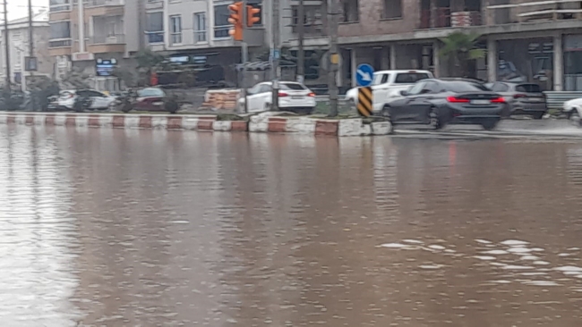 Karayolu sular altında kaldı!