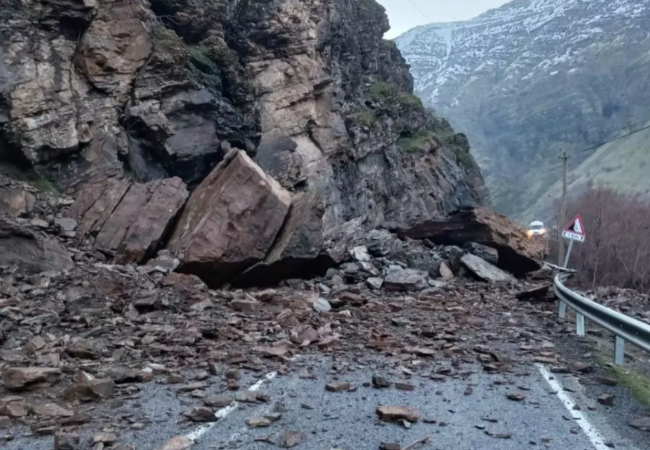 Hakkari-Çukurca yolunda heyelan! Yol ulaşıma kapandı
