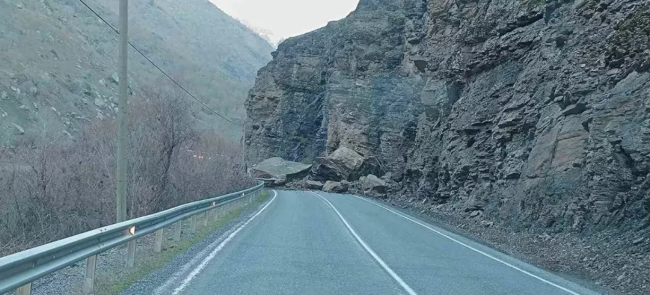 Hakkari-Çukurca yolunda heyelan! Yol ulaşıma kapandı
