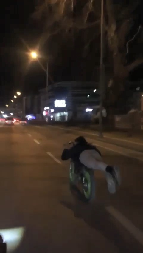 Bursa'da ölümle dans! Motosikleti yatarak kullandı