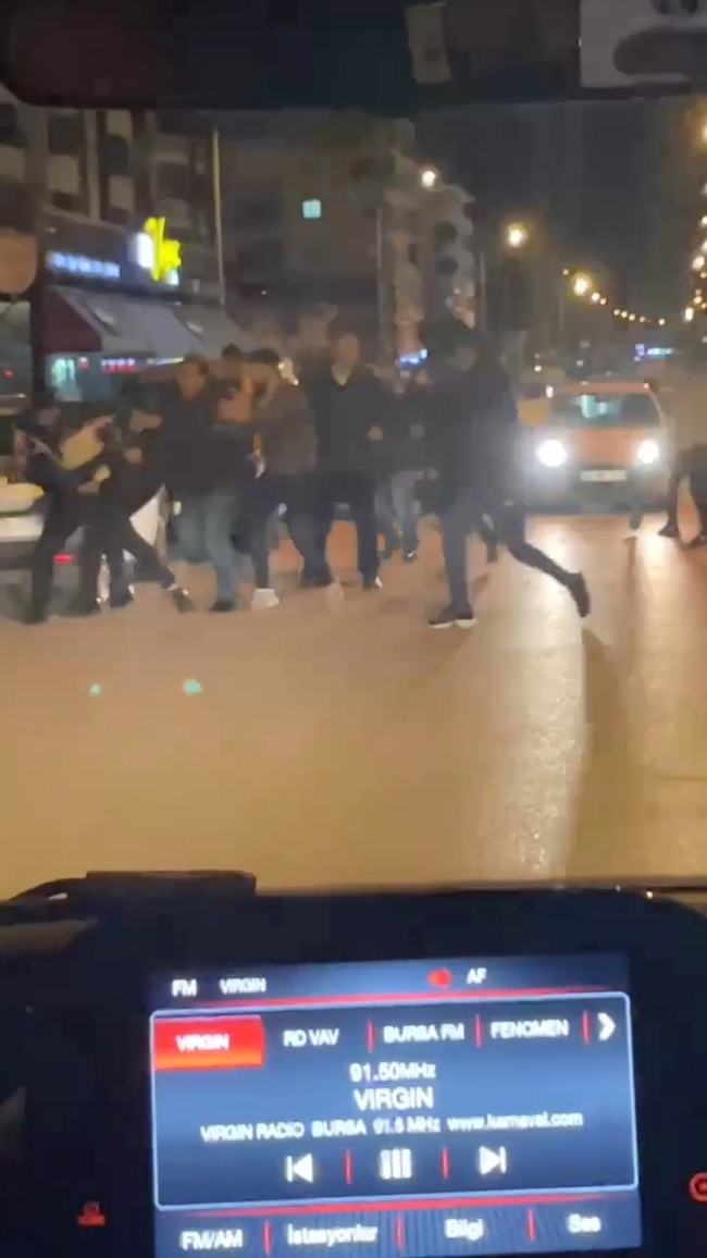 Bursa'da yol verme kavgası! Sokağı ringe çevirdiler