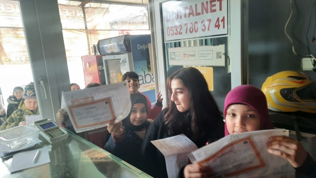 Bursa'da karne getiren miniklere döner ikram edildi