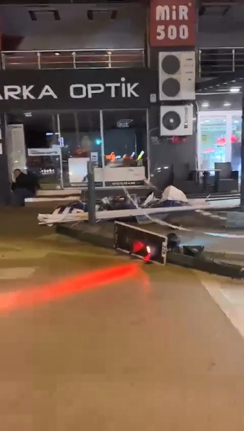 El freni çekilmeyen otomobili lodos sürdü