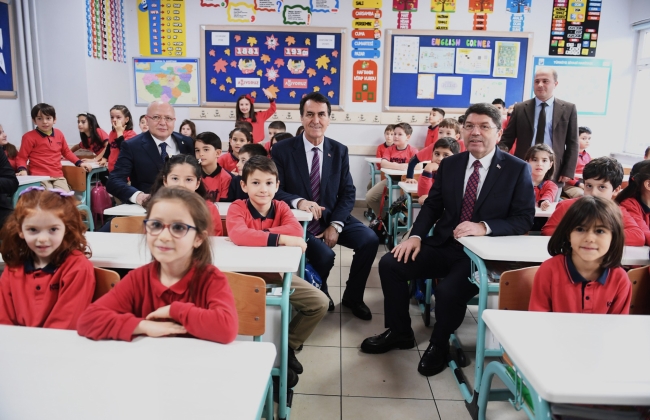 Başkan Dündar, Bakan Tunç ile birlikte karne dağıttı