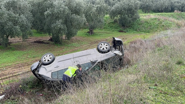 Virajı alamadı tarlaya uçtu
