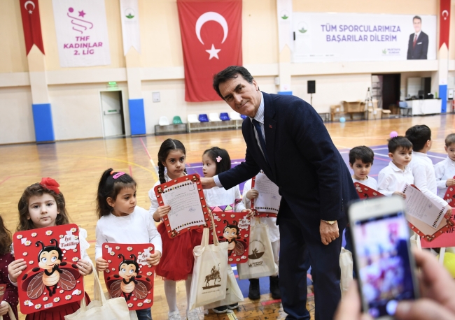 Minik öğrencilere karnelerini Başkan Dündar verdi