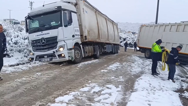 Bursa karayolunda kar esareti! TIR'lar yolda kaldı
