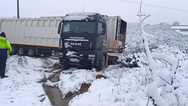 Bursa karayolunda kar esareti! TIR'lar yolda kaldı