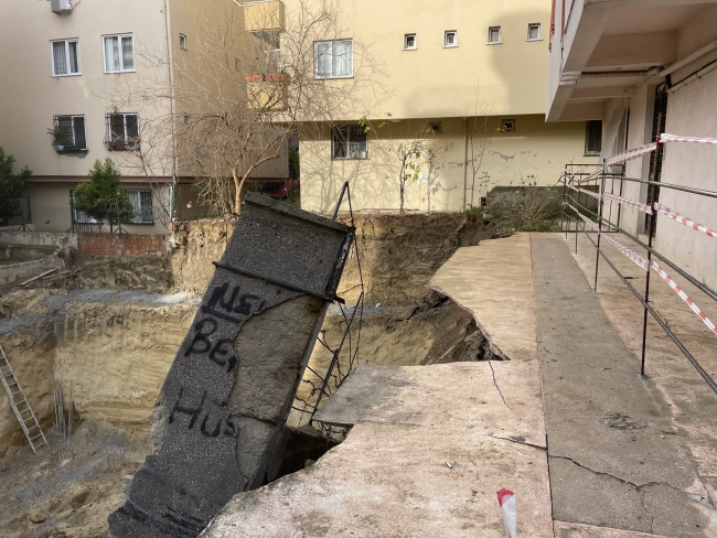 Avcılar'da panik anları! İstinat duvarı çöktü