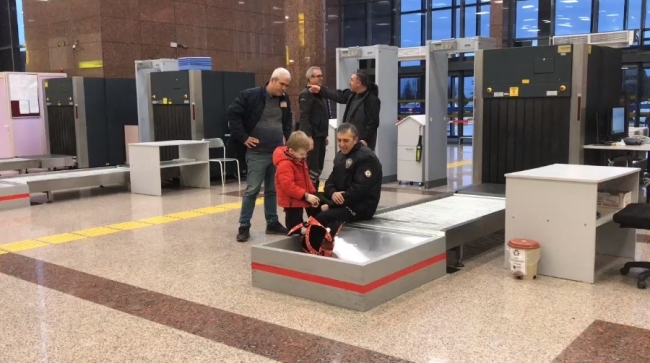 Bursa'da küçük çocuğun çantasından çıkan şoke etti!