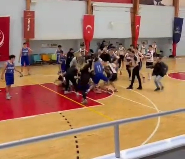 Bursa'da basketbol sahası boks ringine döndü!