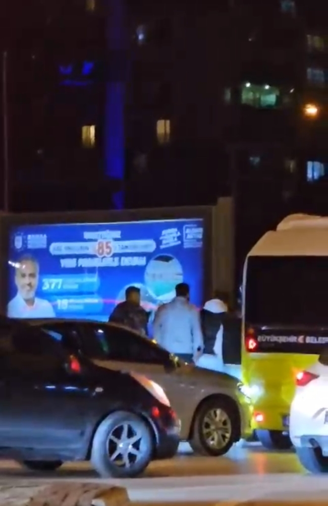 Bursa’da tekme ve yumruklar  havada uçuştu!