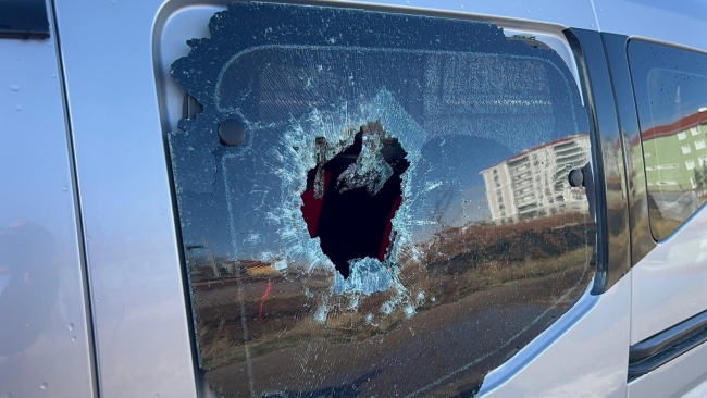 Park halindeki araç kurşunların hedefi oldu!