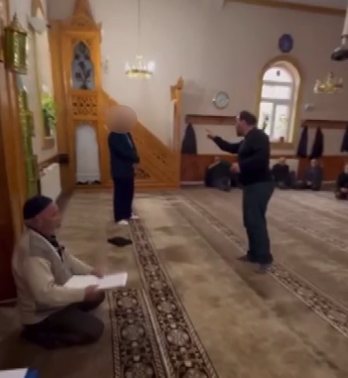 Kuran-ı Kerim'e ayağıyla basmıştı! Açıklaması şoke etti