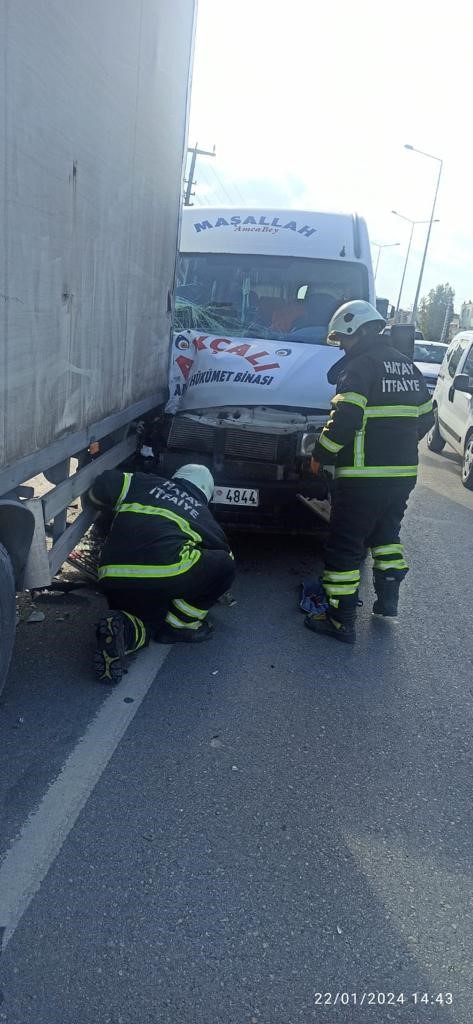 Feci kaza! Minibüs kamyonla çarpıştı