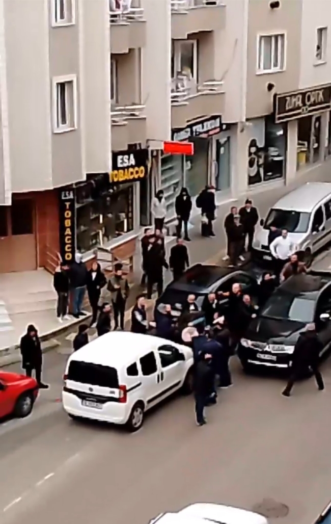 Bursa'da cadde ortasında birbirlerine girdiler!