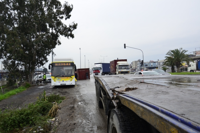 Mersin'de akıl almaz kaza! Kavşaktan dönerken...