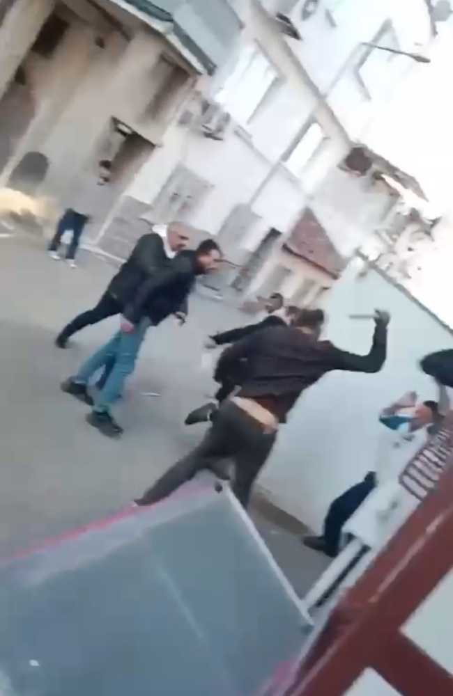 Bursa'da öldüresiye dayak! Sopalarla dövdüler