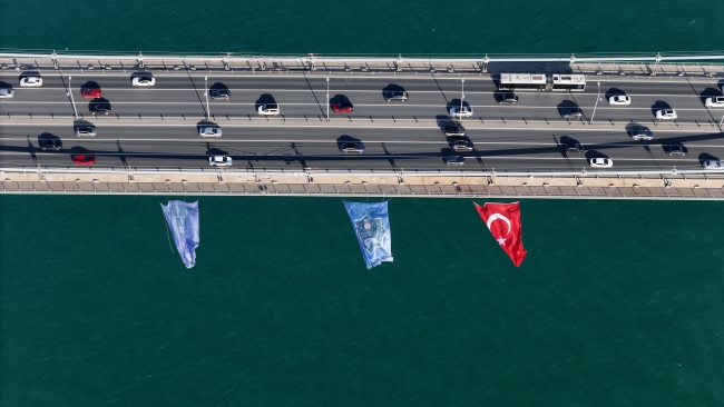 Alper Gezeravcı için köprüye Türk bayrağı asıldı