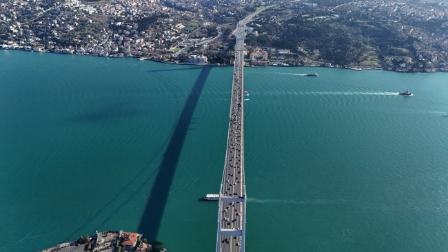 Alper Gezeravcı için köprüye Türk bayrağı asıldı