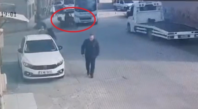 Bursa'da feci kaza! Servis otobüsünün altında kaldı