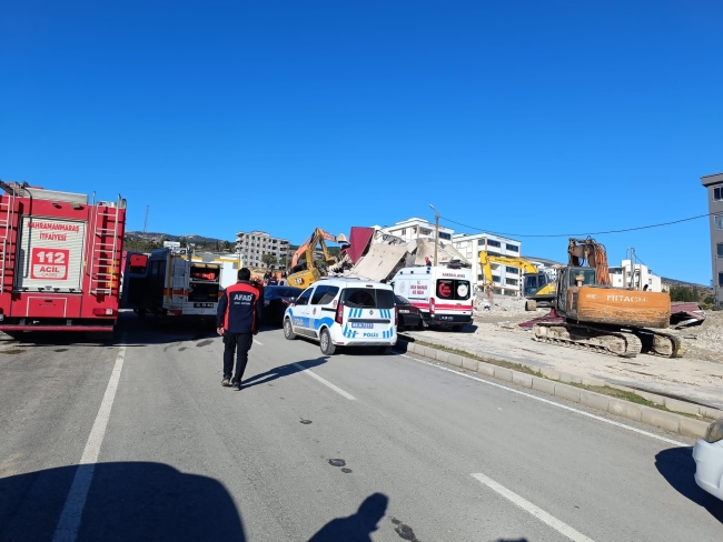 Bina çöktü, iş makinesi operatörü altında kaldı
