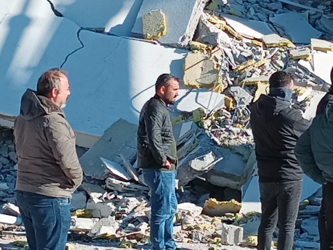 Bina çöktü, iş makinesi operatörü altında kaldı