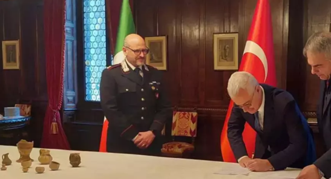 Türkiye'den kaçırılan 10 toprak eser yurda teslim edildi